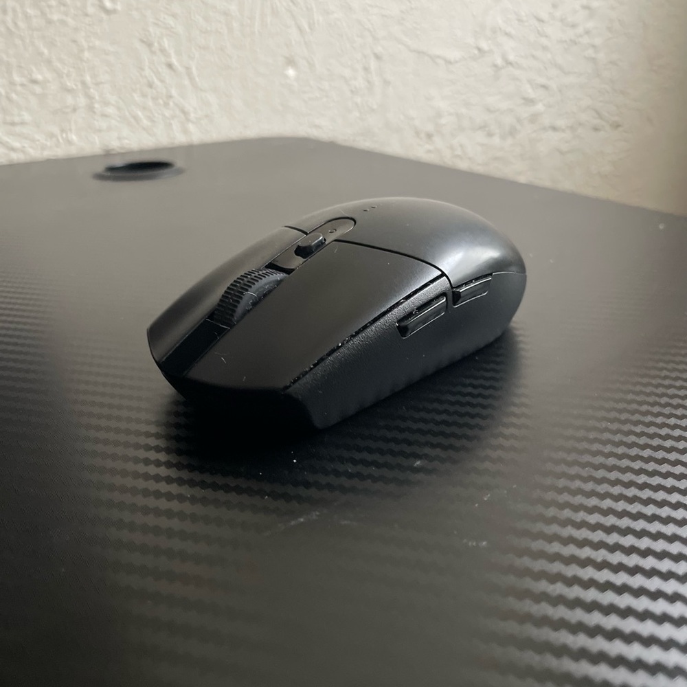 Logitech G305 Black Wireless Mouse it uses batteries.